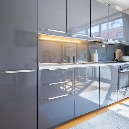 Spacious Top-floor With View And Private Balcony *