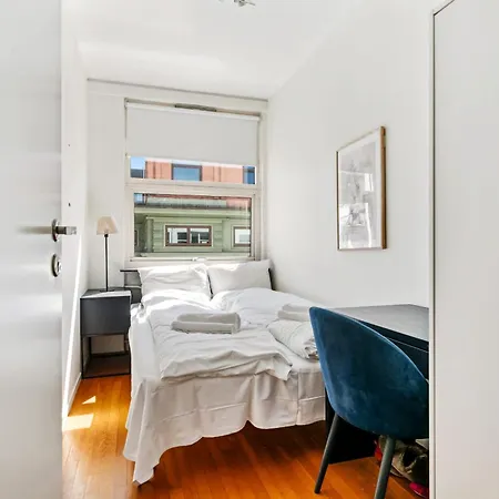 Spacious Top-floor With View And Private Balcony Apartment *